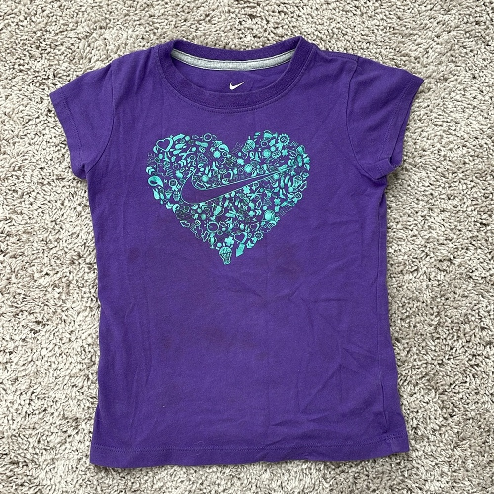 👶🏻5/$10👶🏻 girls Nike shirt